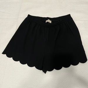 Everly black scalloped shorts with stretch waistband size medium, EUC